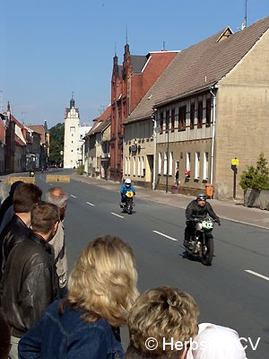 Bild: Am Sonntag-Vormittag wurde die Zörbiger Innenstadt für den öffentlichen Straßenverkehr gesperrt. Hunderte Zuschauer an den Straßenzügen Zörbigs konnten historische Rennfahrzeuge mit ihren Fahrern bewundern.