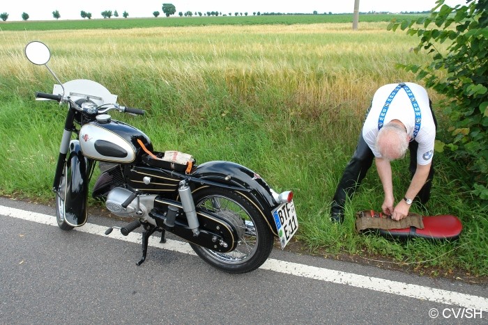 Bild: Motorradpanne in Glebitzsch. Durch einen kleinen Eingriff und mit Anschieben konnte der Teilnehmer die Fahrt fortsetzen.