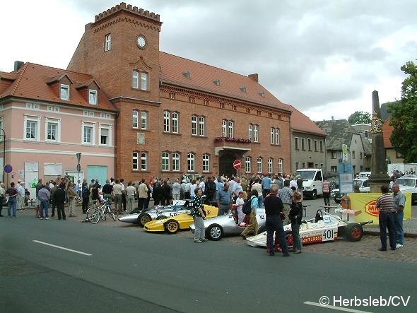 Bild: Nach einer Fahrzeugvorstellung vor dem Rathaus in Zörbig durch Hans-Peter Lohmann, mussten die Oldtimerfreunde einige Sonderprüfungen im Bereich des Stadtringes ablegen.