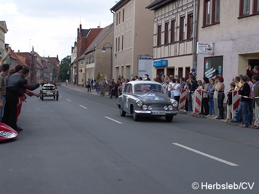 Bild: Am Sonntag-Vormittag wurde die Zörbiger Innenstadt für den öffentlichen Straßenverkehr gesperrt. Hunderte Zuschauer an den Straßenzügen Zörbigs konnten historische Rennfahrzeuge mit ihren Fahrern bewundern.