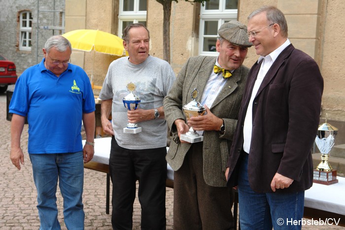 Bild: Die Siegerehrung nach Fahrzeugklassen erfolgte durch Stadtbürgermeister Rolf Sonnenberger und Peter Mannitz.