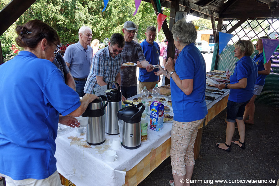 Bild: Ziel der Samstagsausfahrt war das Schloß in Biendorf bei Köthen. Mit dem Zieleinlauf, könnten sich die Oldtimerfreunde ein schattiges Plätzchen auf dem Gelände suchen und sich bei Kaffee & Kuchen stärken. Mit auf dem Programm stand ein Besuch des einzigartiges Fingerhutmuseums.