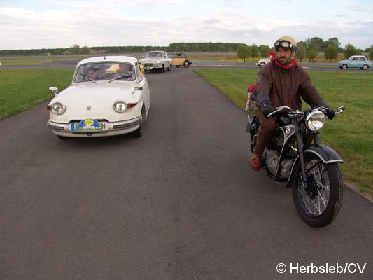 Bild: Wo sonst nur Porschefahrzeuge ihre Runden drehen dürfen, gestattete der Fahrzeughersteller für 1 Stunde die Nutzung der Renn-& Teststrecke. Die Curbici-Teilnehmer hatten bei diesem einmaligen Erlebnis viel Freude.