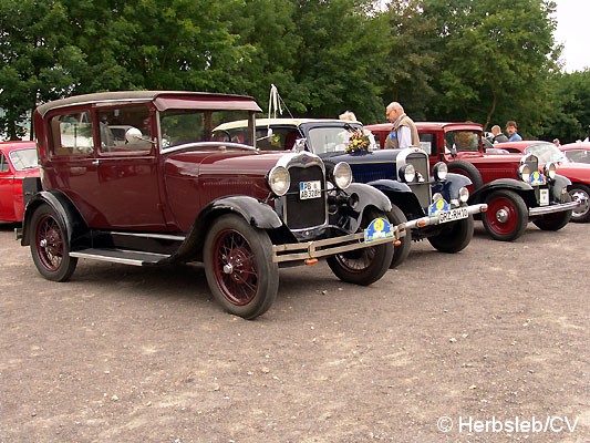 Bild: Eintreffen & Ausstellung der Oldtimer am Samstag-Vormittag auf dem Zörbiger Schloßgelände. Bis zum Start zur Ausfahrt nach Leipzig, konnten Oldtimerfans ihre Fahrzeuge zur Schau stellen.