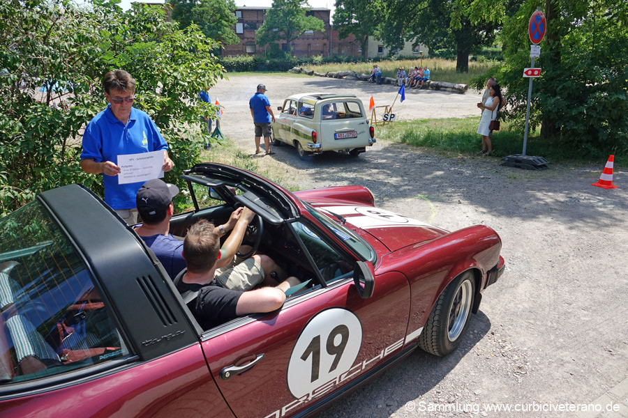 Bild: Sonderprüfung eine 8 Fahren: Auf Zeit fuhren die Teilnehmer auf dem anspruchsvollen Schotterplatz eine Acht.