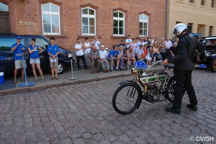 Bild: Start der Tagesausfahrt mit Zielpunkt Mößlitz. Die Fahrt begann am Zörbiger Rathaus mit einer Fahrzeugvorstellung.