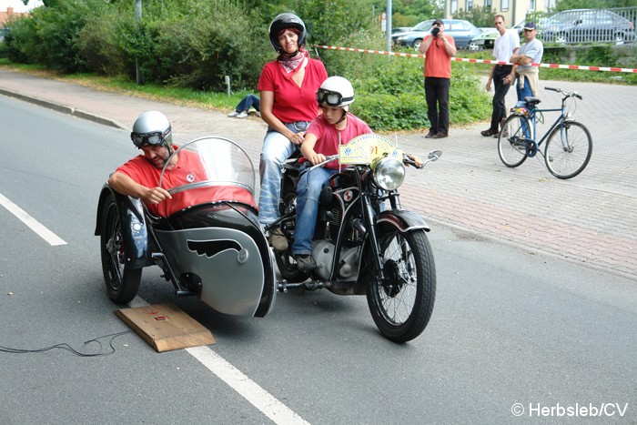 Bild: Einige Sonderprüfungen mussten die Curbici-Teilnehmer auf dem Stadtparkring absolvieren, so wie hier auf dem Hupenbrett.