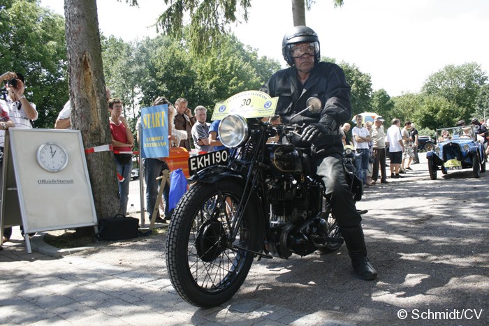 Bild: Nach dem Mittagessen und einer Fahrerbesprechung starteten die Fahrzeug zum Etappenziel nach Dessau (Technikmuseum Hugo-Junkers).