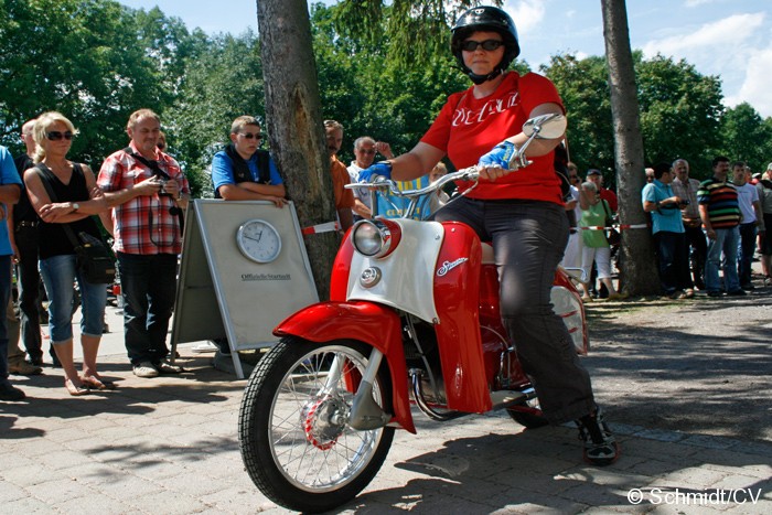 Bild: Nach dem Mittagessen und einer Fahrerbesprechung starteten die Fahrzeug zum Etappenziel nach Dessau (Technikmuseum Hugo-Junkers).