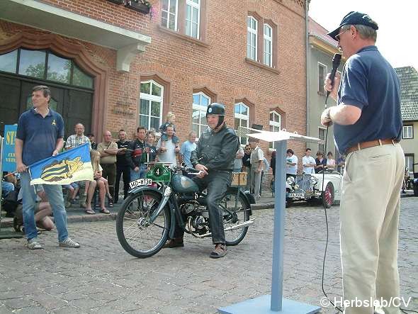 Bild: Nach einer Fahrzeugvorstellung vor dem Rathaus in Zörbig durch Hans-Peter Lohmann, mussten die Oldtimerfreunde einige Sonderprüfungen im Bereich des Stadtringes ablegen.