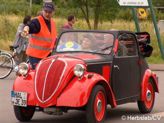 Bild: Sonderprüfung in der Ortschaft Glebitzsch: Hier hieß es Fahren nach Zeit. Auf einer vorgeschriebenen Fahrstrecke durch das Dorf, wurde die Zeit gemessen.