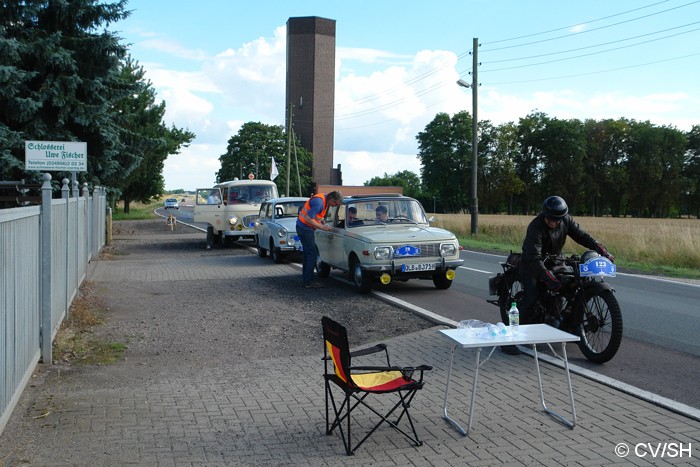Bild: Aus Merseburg kommend, treffen die Fahrzeuge am Ziel in Zörbig ein. Unterwegs mussten noch einige Baumaffen gefunden werden. Mit der Kartenabgabe endete der erste Fahrtag. Am Abend trafen sich die Oldtimerfreunde zu Benzingesprächen auf dem Zörbiger Schloss.
