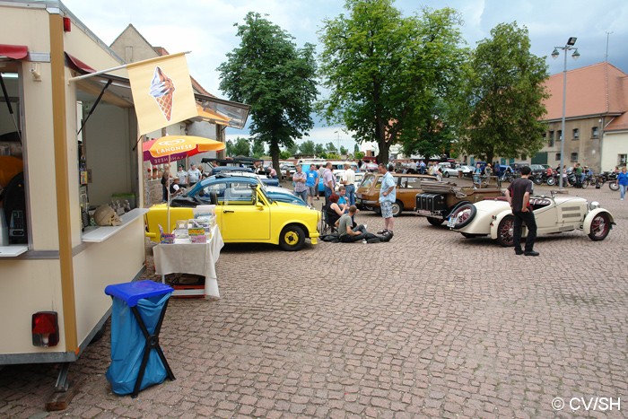 Bild: Fahrzeugschau auf dem Innenhof des Rittergutes.