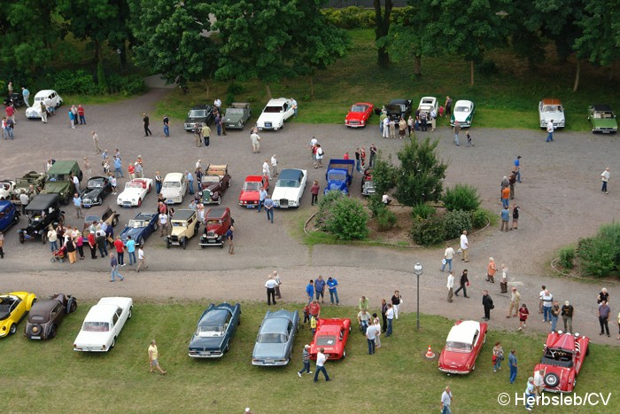 Bild: Eintreffen der Teilnehmer mit großer Fahrzeugschau für Besucher auf dem Schloßparkplatz am Samstag-Vormittag.