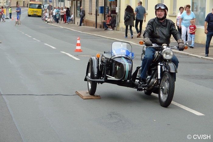 Gleich zwei Sonderprüfungen hintereinander gab es nach dem Start in der Langen Straße in Zörbig zu absolvieren. Das Spurbrett und das Hupoenbrett musste exakt getroffen und mit der richtigen Fahrerseite angesteuert werden. Bild: Gleich zwei Sonderprüfungen hintereinander gab es nach dem Start in der Langen Straße in Zörbig zu absolvieren. Das Spurbrett und das Hupoenbrett musste exakt getroffen und mit der richtigen Fahrerseite angesteuert werden.