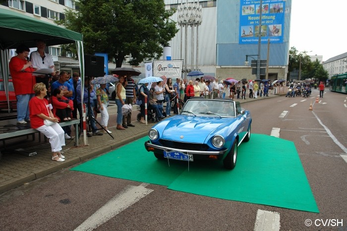 Bild: Anlässlich des Sachsen-Anhalt-Tages in Dessau-Roßlau, fuhren die Oldtimer durch die gesperrte Innenstadt von Dessau. An einer Bühne wurden die Fahrzeuge dem interessierten Publikum vorgestellt, ehe es weiter in Richtung Zschornewitz ging.