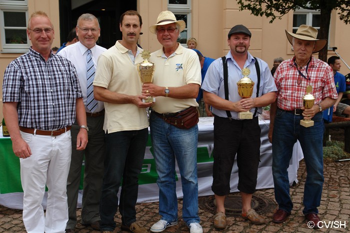 Bild: Platzierungen der Fahrzeugklasse: A5

1. Platz: (85 Strafpunkte) Enrico Tietzsch, Ford T
2. Platz: (156 Strafpunkte) Hans-Joachim Hähnel, Ford T
3. Platz: (193 Strafpunkte) Dr. Peter Meyer, Ford T