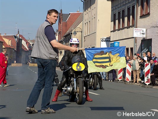 Bild: Am Sonntag-Vormittag wurde die Zörbiger Innenstadt für den öffentlichen Straßenverkehr gesperrt. Hunderte Zuschauer an den Straßenzügen Zörbigs konnten historische Rennfahrzeuge mit ihren Fahrern bewundern.