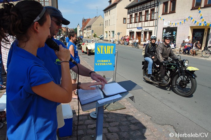 Bild: Am Startpunkt am Zörbiger Marktplatz wurde das jeweilige Fahrzeuge mit dem Besitzer kurz vorgestellt. Der Start war zugleich Kontrollstelle für die Teilnehmer.