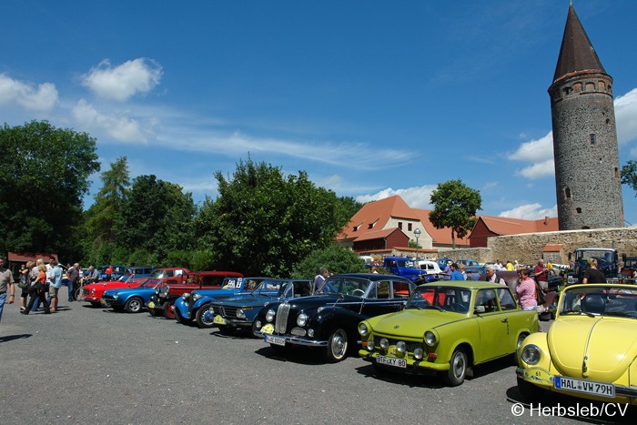 Bild: Eintreffen & Ausstellung der Oldtimer auf dem Zörbiger Schloßgelände am 09.07.2011.