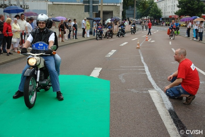 Bild: Anlässlich des Sachsen-Anhalt-Tages in Dessau-Roßlau, fuhren die Oldtimer durch die gesperrte Innenstadt von Dessau. An einer Bühne wurden die Fahrzeuge dem interessierten Publikum vorgestellt, ehe es weiter in Richtung Zschornewitz ging.