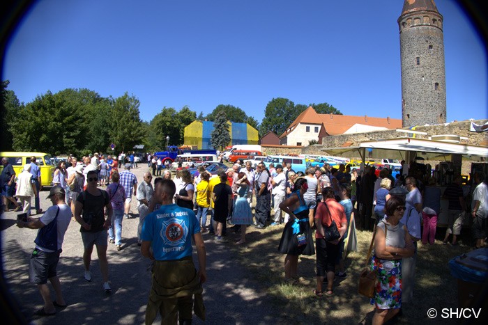 Bild: Eintreffen der Teilnehmer und Ausstellungsfahrzeuge auf dem Zörbiger Schloßparkplatz am Samstag-Vormittag.
