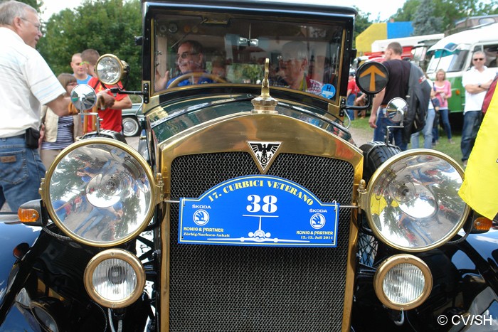 Bild: Start zur Ausfahrt vom Zörbiger Schloßparkplatz. Etappenziel war das  Fahrzeug und Technik Museum in Merseburg.