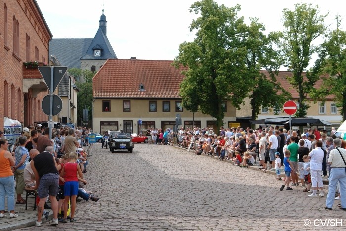 Bild: Start der Tagesausfahrt mit Zielpunkt Mößlitz. Die Fahrt begann am Zörbiger Rathaus mit einer Fahrzeugvorstellung.