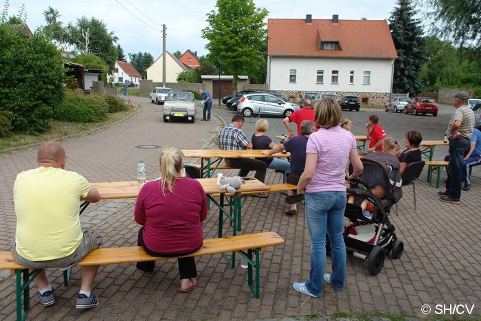 Bild: Zieleinfahrt in Großzöberitz und Abgabe der Fahrerkarten.