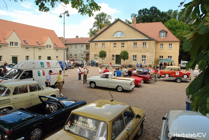 Bild: Fahrzeugausstellung auf dem Rittergut in Mößlitz, nach den absolvierten Sonderprüfungen in Zörbig. Für die Teilnehmer gab es einen Cheuffersbrunch.