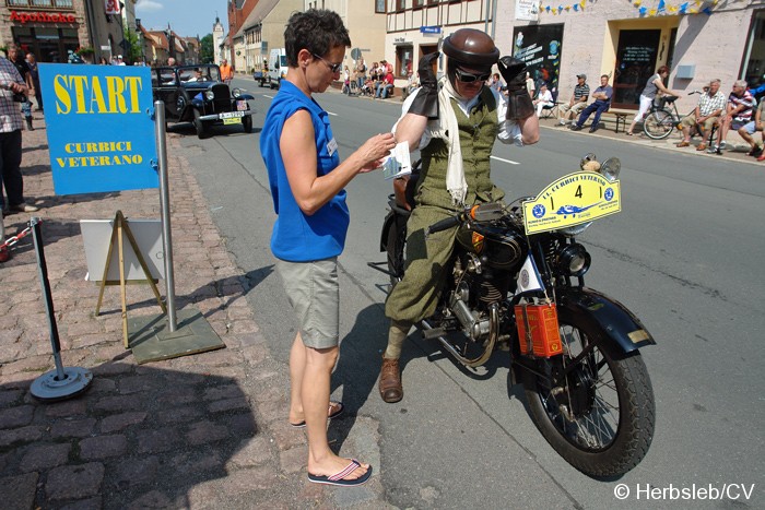 Bild: Am Startpunkt am Zörbiger Marktplatz wurde das jeweilige Fahrzeuge mit dem Besitzer kurz vorgestellt. Der Start war zugleich Kontrollstelle für die Teilnehmer.