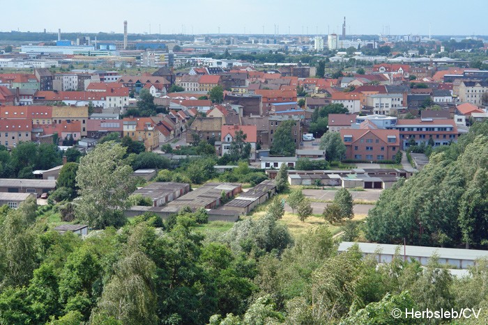 Bild: Blick auf die Satdt Bitterfeld von der Aussichtsplattform des Bitterfelder Bogens.