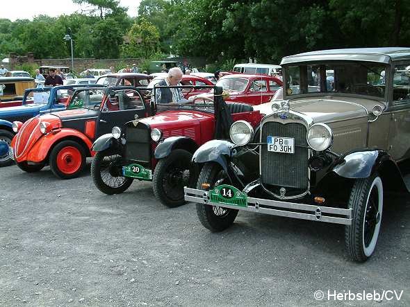 Bild: Auftakt zur 6. Curbici Veterano: Auf dem Zörbiger Schloßgelände treffen sich die Teilnehmer und stellen ihre schmuck hergerichteten Oldtimerfahrzeuge aus.