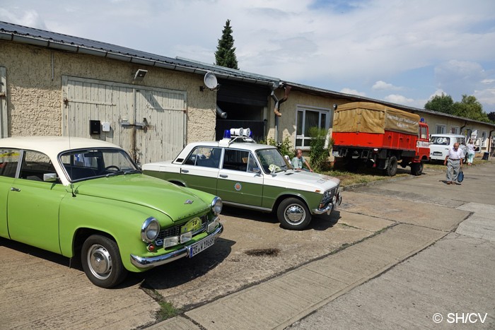 Bild: Ziel und Wendepunkt der Samstagsaufahrt war das DDR-Mudeum in Dessau: Hier gabs Kaffee und Kuchen für die Teilnehmer. Die Dessau konnten die ausgestellten Fahrzeuge bestaunen und die Teilnehmer das Museum in Augenschein nehmen.