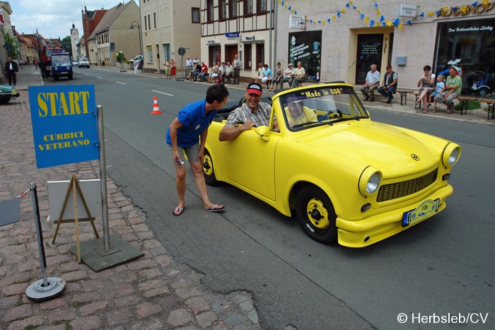 Bild: Am Startpunkt am Zörbiger Marktplatz wurde das jeweilige Fahrzeuge mit dem Besitzer kurz vorgestellt. Der Start war zugleich Kontrollstelle für die Teilnehmer.