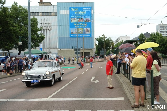 Bild: Anlässlich des Sachsen-Anhalt-Tages in Dessau-Roßlau, fuhren die Oldtimer durch die gesperrte Innenstadt von Dessau. An einer Bühne wurden die Fahrzeuge dem interessierten Publikum vorgestellt, ehe es weiter in Richtung Zschornewitz ging.