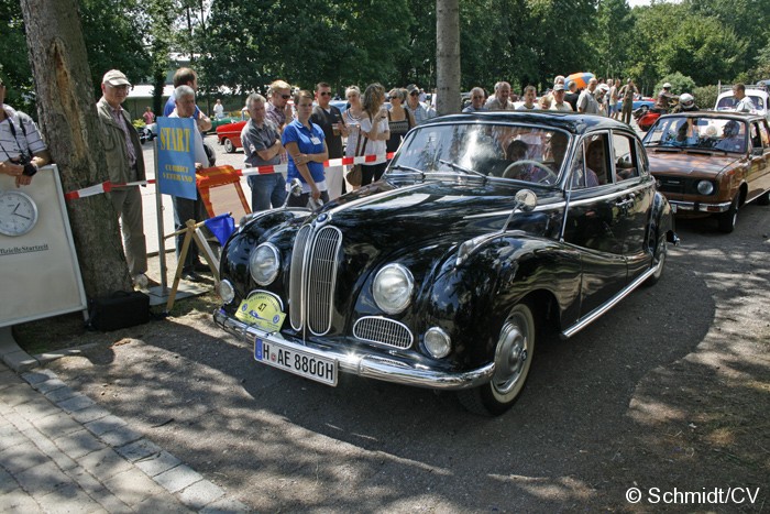 Bild: Nach dem Mittagessen und einer Fahrerbesprechung starteten die Fahrzeug zum Etappenziel nach Dessau (Technikmuseum Hugo-Junkers).