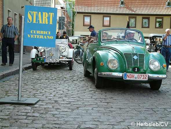 Bild: Nach einer Fahrzeugvorstellung vor dem Rathaus in Zörbig durch Hans-Peter Lohmann, mussten die Oldtimerfreunde einige Sonderprüfungen im Bereich des Stadtringes ablegen.