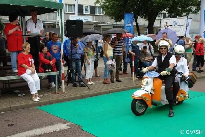 Bild: Anlässlich des Sachsen-Anhalt-Tages in Dessau-Roßlau, fuhren die Oldtimer durch die gesperrte Innenstadt von Dessau. An einer Bühne wurden die Fahrzeuge dem interessierten Publikum vorgestellt, ehe es weiter in Richtung Zschornewitz ging.