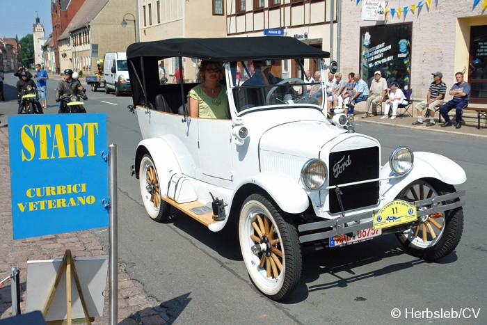 Bild: Am Startpunkt am Zörbiger Marktplatz wurde das jeweilige Fahrzeuge mit dem Besitzer kurz vorgestellt. Der Start war zugleich Kontrollstelle für die Teilnehmer.