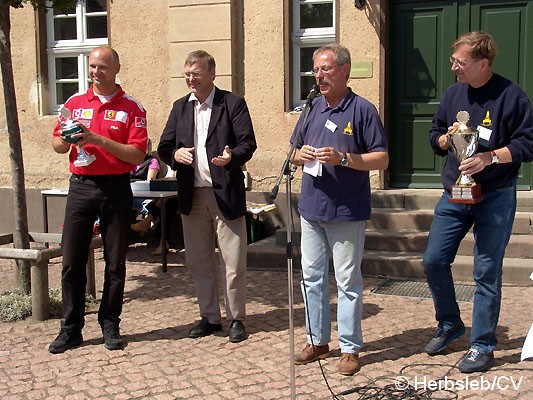 Bild: Die Siegerehrung führte Fahrtleiter Hans-Peter Lohmann mit Bürgermeister Rolf Sonnenberger durch.