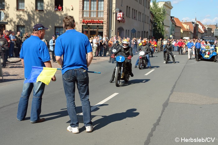 Bild: Aufstellung der Rennmotoräder zum Start zur Rundfahrt durch die Zörbiger Innenstadt.