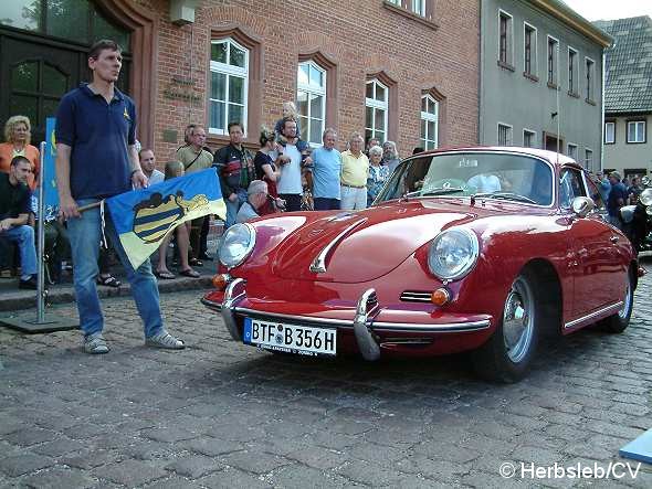 Bild: Nach einer Fahrzeugvorstellung vor dem Rathaus in Zörbig durch Hans-Peter Lohmann, mussten die Oldtimerfreunde einige Sonderprüfungen im Bereich des Stadtringes ablegen.