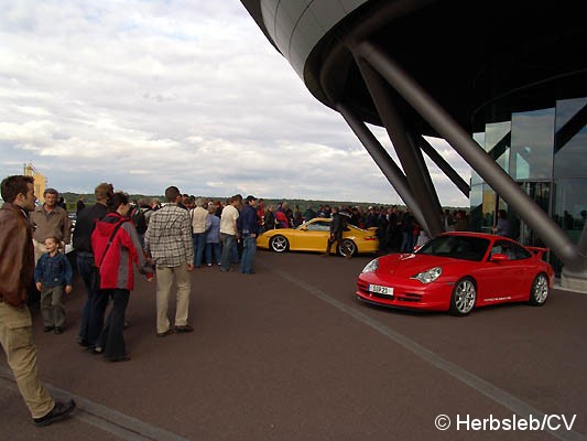 Bild: Ziel und Wendepunkt der Samstags-Ausfahrt war das Porschewerk in Leipzig. Bevor die Oldtimergäste auf derPorschestrecke ihre Runden drehen konnte, gab es Kaffee & Kuchen.