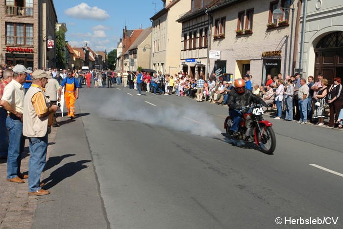 Bild: Rennmotorad bei der Durchfahrt.