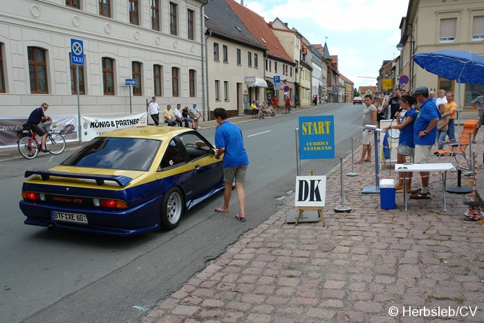 Bild: Am Startpunkt am Zörbiger Marktplatz wurde das jeweilige Fahrzeuge mit dem Besitzer kurz vorgestellt. Der Start war zugleich Kontrollstelle für die Teilnehmer.