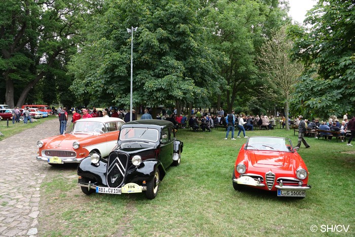 Bild: Fahrzeugausstellung in der Parkanlage in Mößlitz.