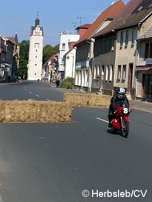 Bild: Am Sonntag-Vormittag wurde die Zörbiger Innenstadt für den öffentlichen Straßenverkehr gesperrt. Hunderte Zuschauer an den Straßenzügen Zörbigs konnten historische Rennfahrzeuge mit ihren Fahrern bewundern.