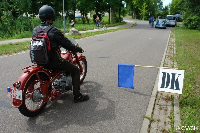 Bild: Durchfahrtskontrolle in Quetzdölsdorf. Der Kontrollpunkt musste gefunden werden, um keine Strafpunkte zu erhalten.