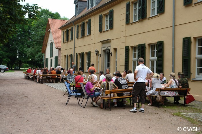 Bild: Mittagsbrunch auf dem Rittergut in Mößlitz: Bis zur Siegerehrung stärkten sich die Gäste.